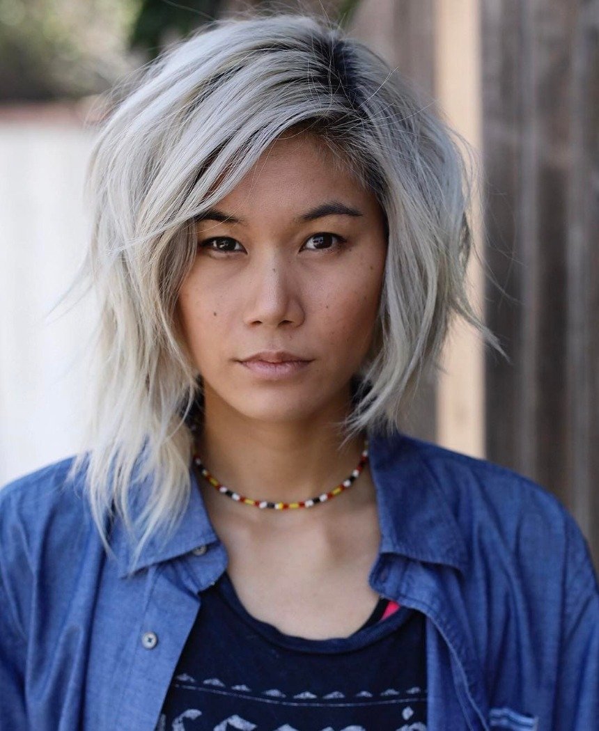 Модная женская стрижка на средние волосы 