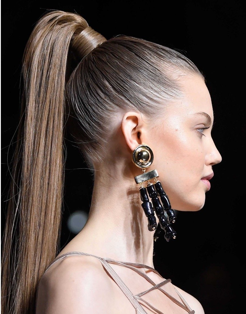 Прическа с хвостом