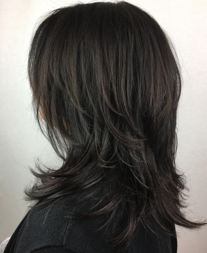 Модная женская стрижка на средние волосы 