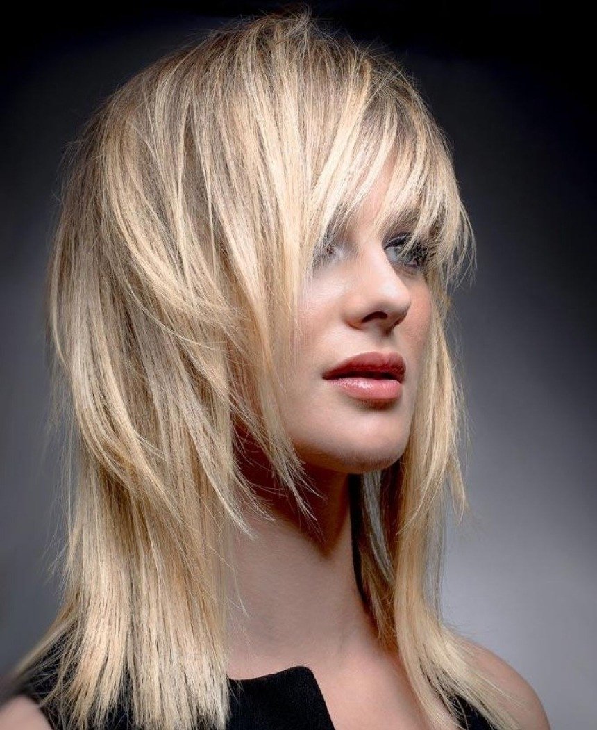 Модная женская стрижка на средние волосы 