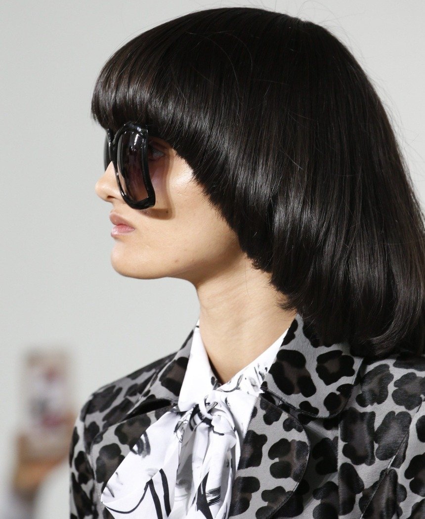 Модная женская стрижка на средние волосы 