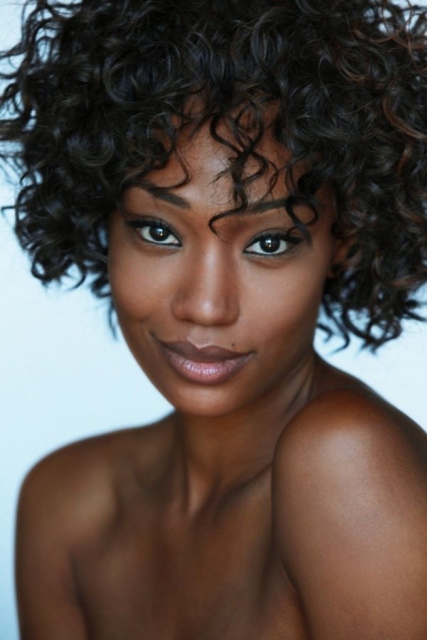 Девушка с кучерявыми волосами