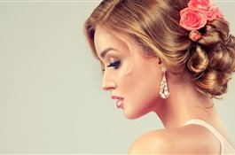 Лучшие прически для длинных волос на выпускной 2024-2025 года