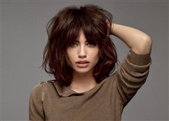 Модные женские стрижки на средние волосы 2023