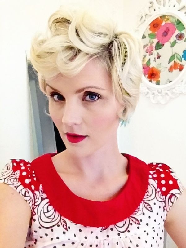 Короткая ретро прическа