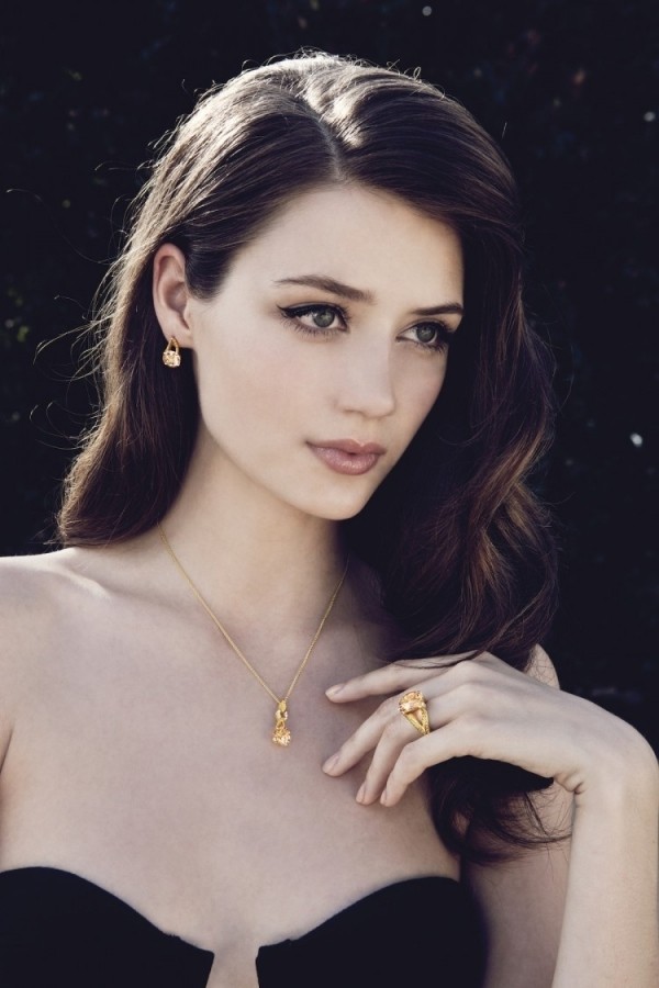 Девушка с волосами, разделенными пробором