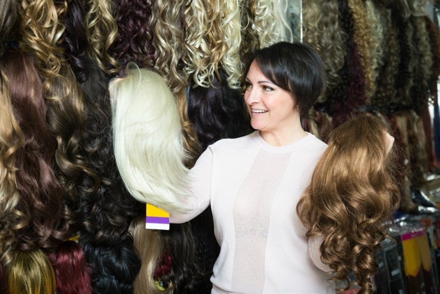 jenschina_vibiraet_parik jenschina_vibiraet_parik