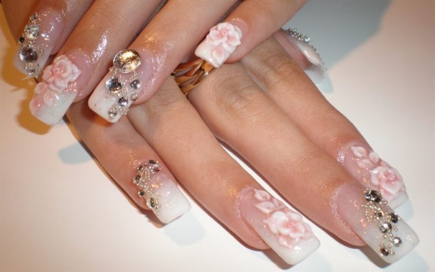 Цветочный маникюр и стразы