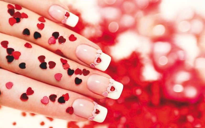 Маникюр с красным сердцем