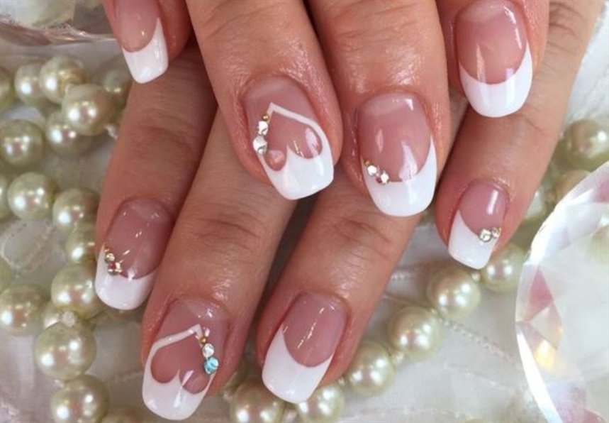 Маникюр с белым сердцем