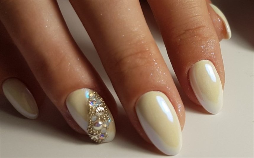 Перламутровый маникюр