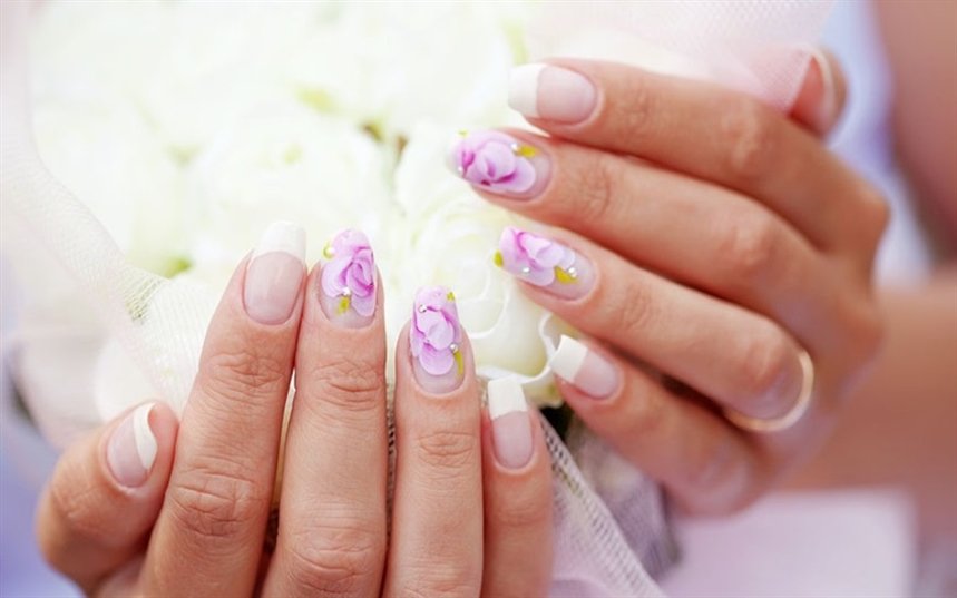 Маникюр с фиалками