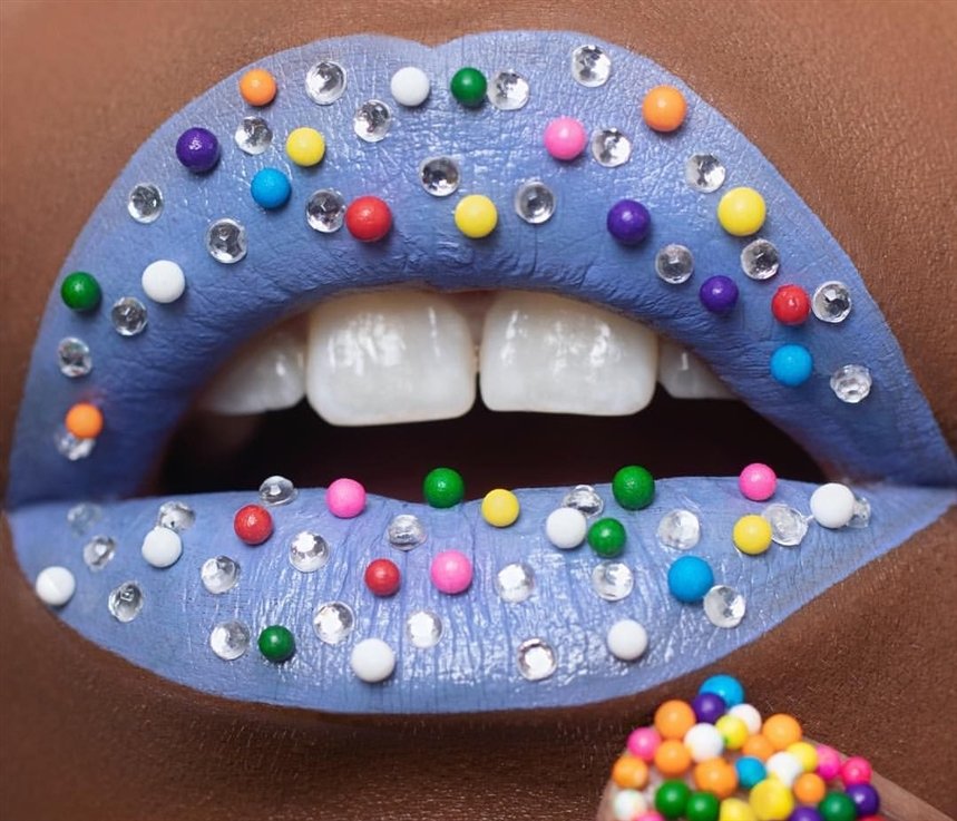 Стразы на губах Стразы на губах