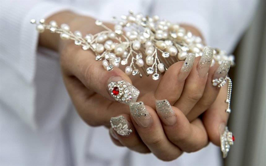 Серебряный маникюр с рубинами