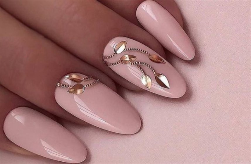 Маникюр с листьями