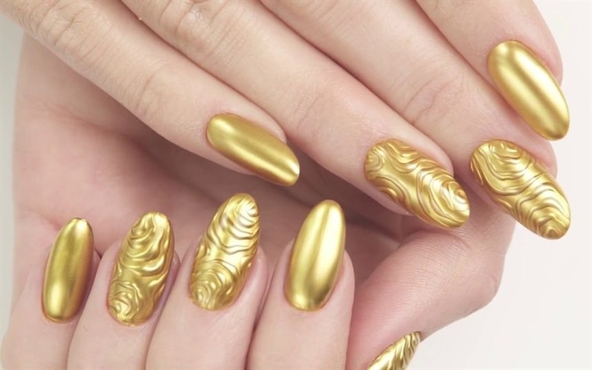 Золотой маникюр с гравировкой