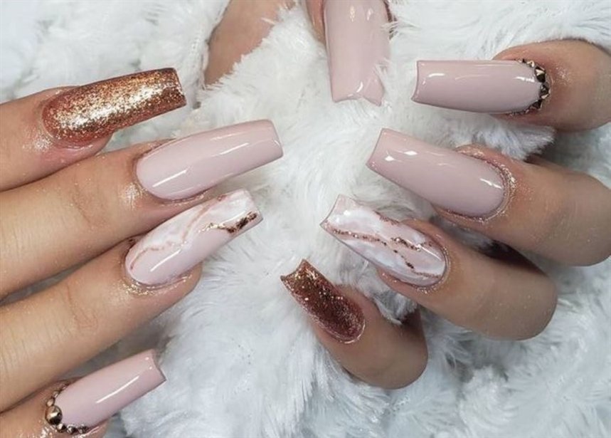 Золотой мраморный маникюр