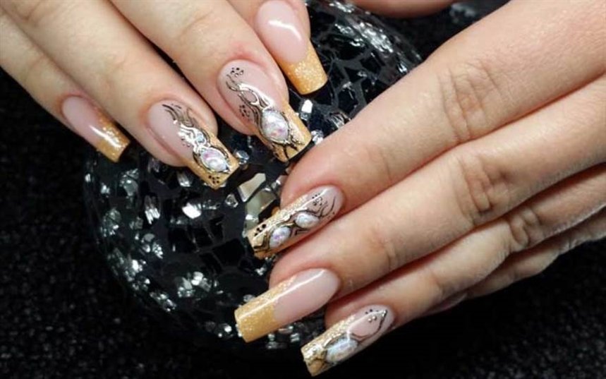 Свадебный желтый маникюр