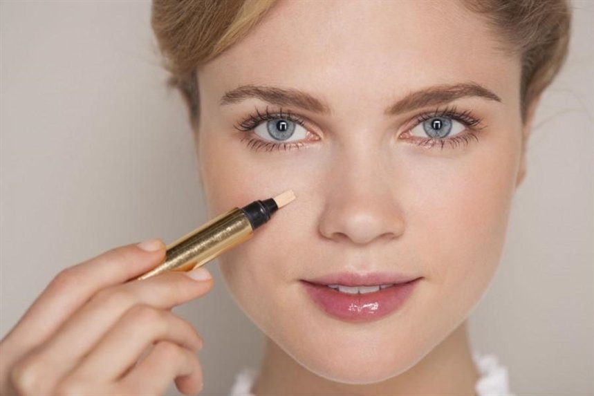 devuschka_s_konsilerom