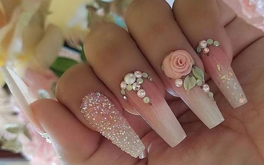 Роза на ногтях