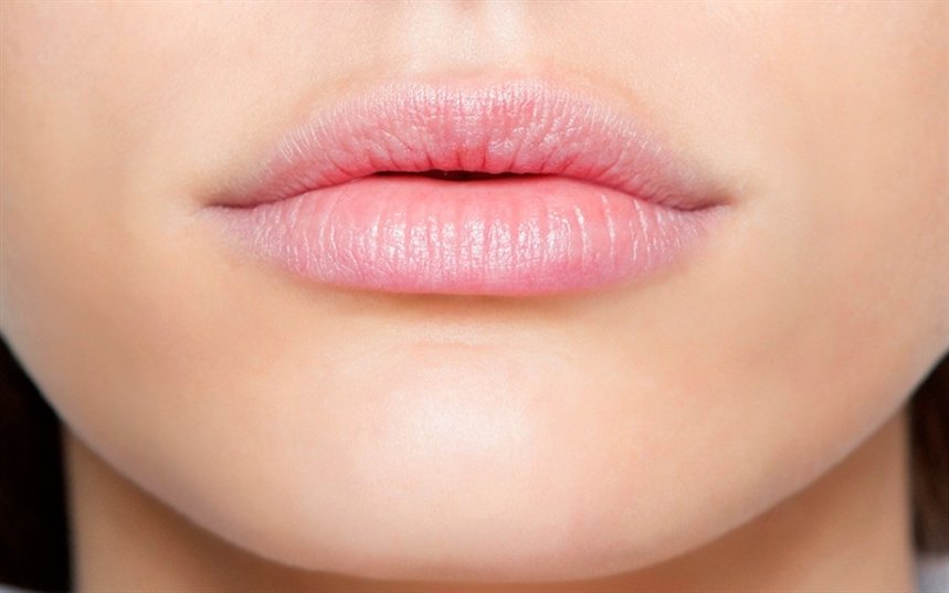 Фото пухлых губ с блеском