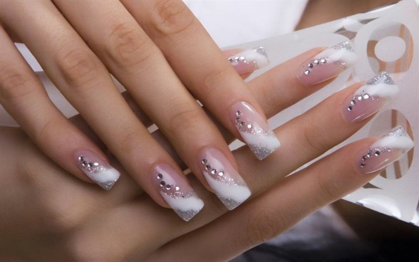 Молочный маникюр