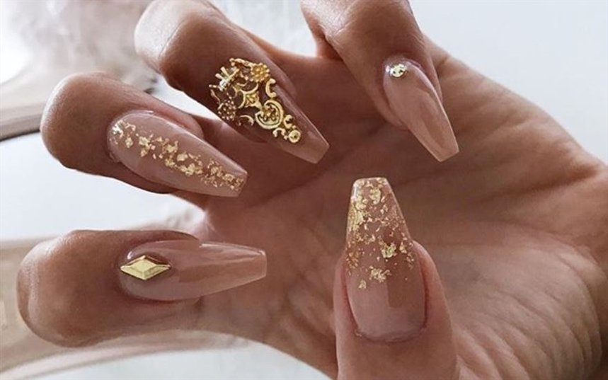 Маникюр с золотой фольгой