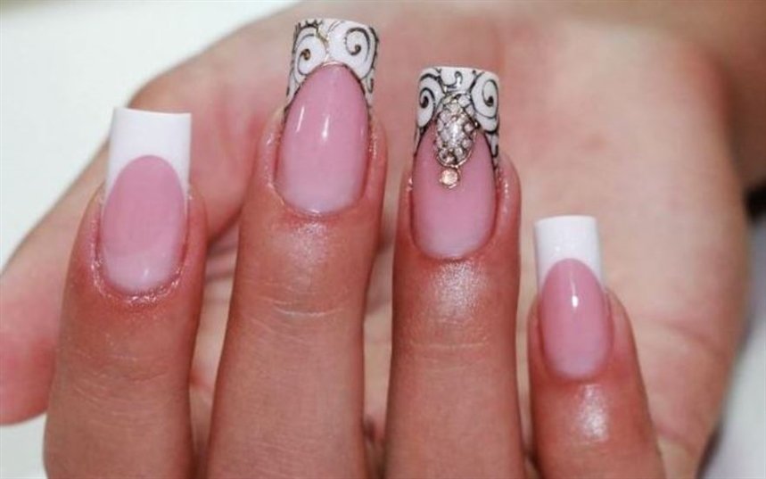 Жемчучина на ногтях