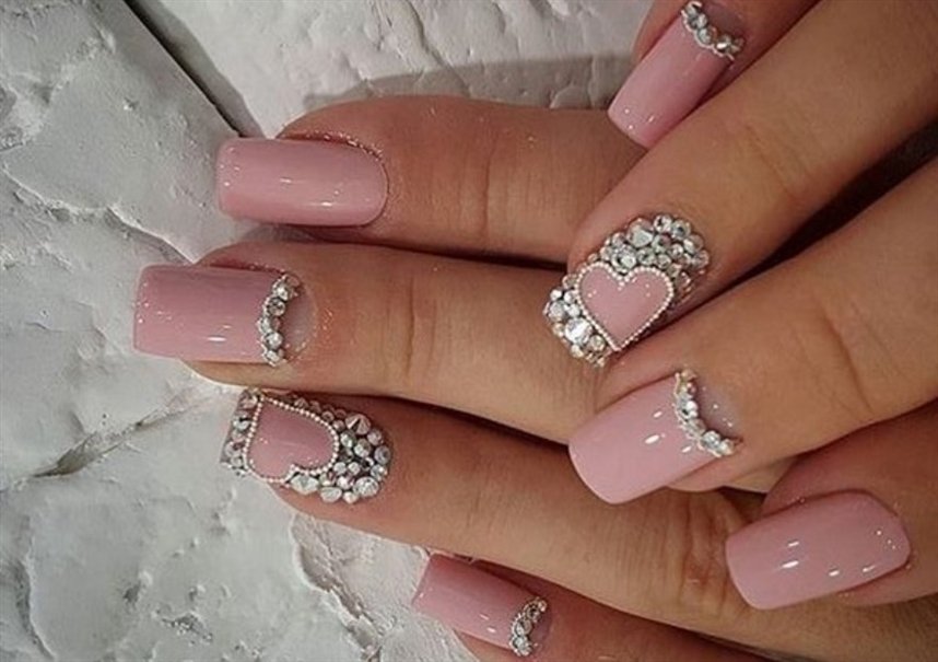 Розовые сердца на ногтях