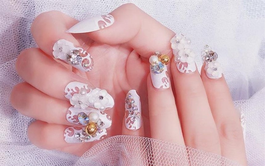 Ногти с бусами