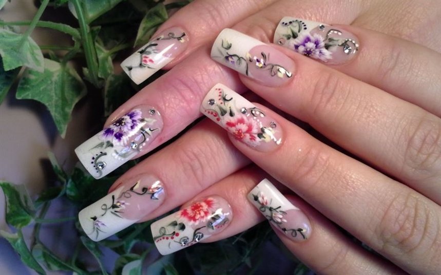Разноцветные цветы на ногтях