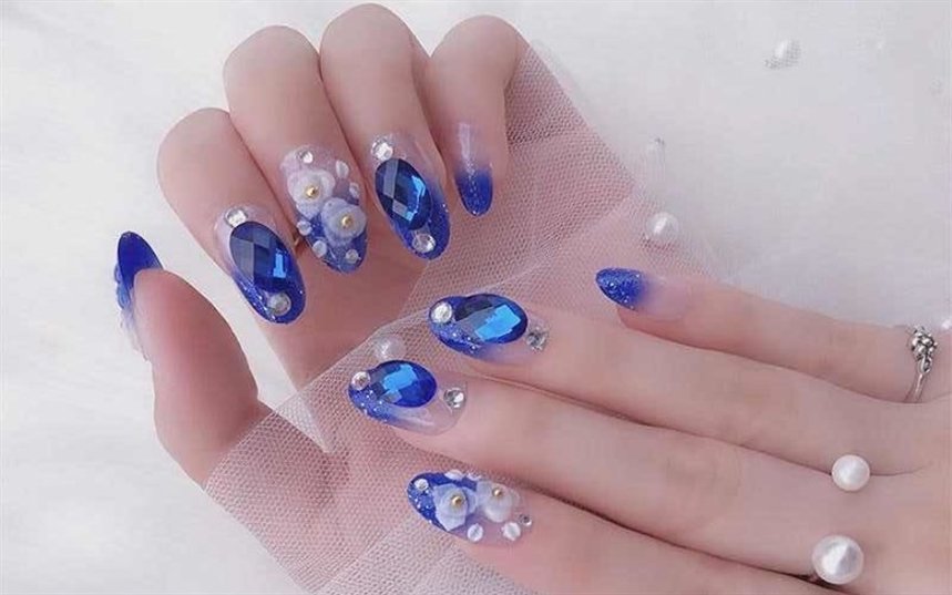 Маникюр с синими камнями