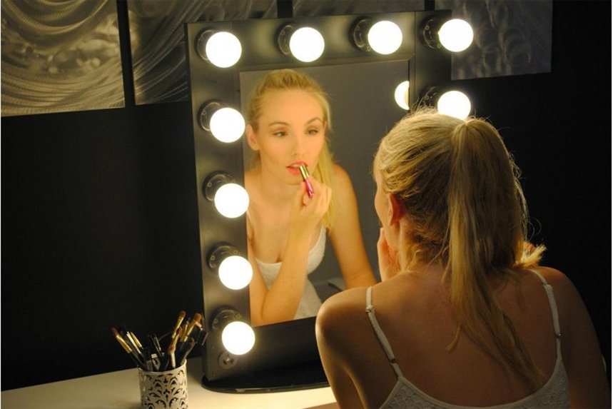 devuschka_v_zerkale_krasit_gubi