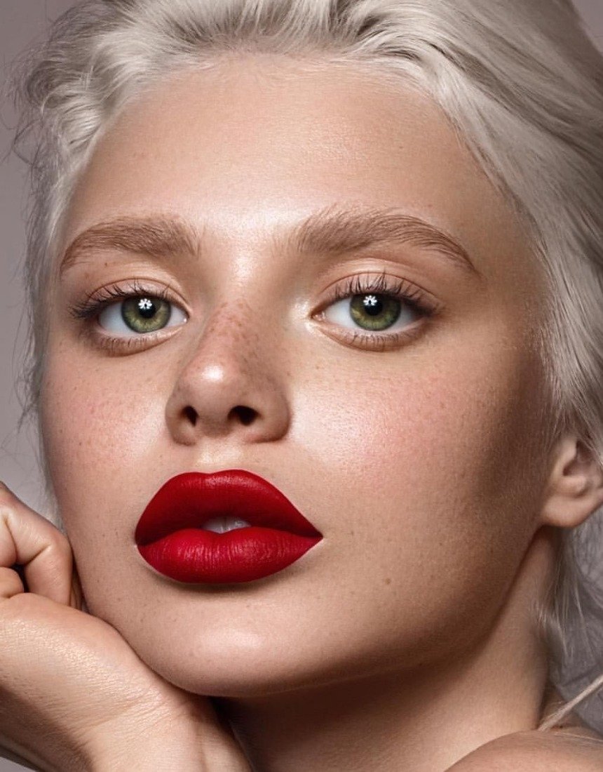 Стильный макияж для блондинки 