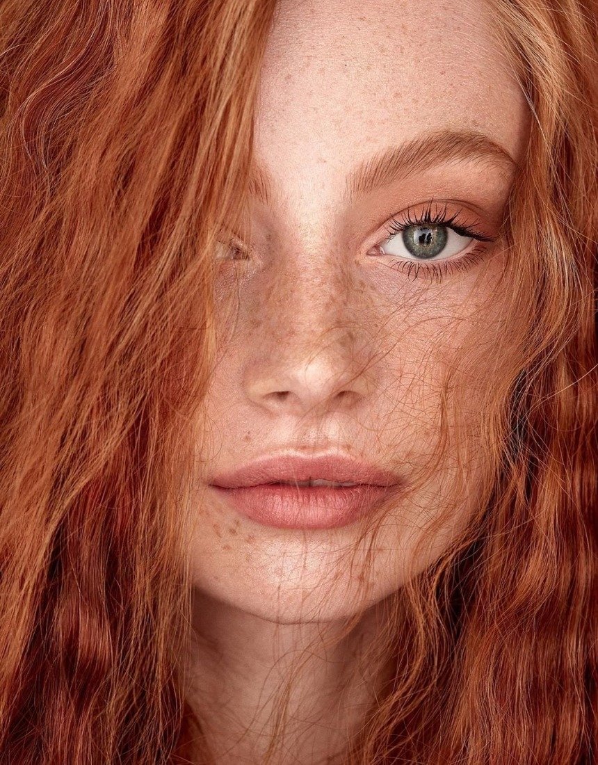 Стильный макияж для девушки с рыжими волосами