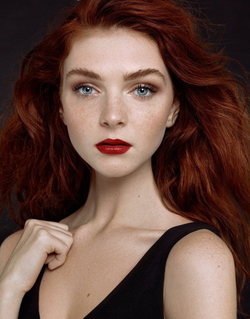 Стильный макияж для девушки с рыжими волосами