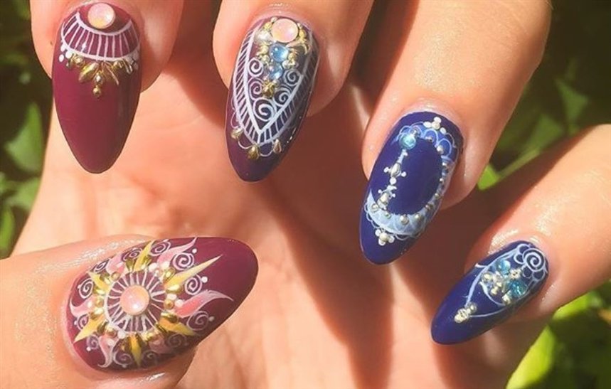 Маникюр с полумесяцем и солнцем