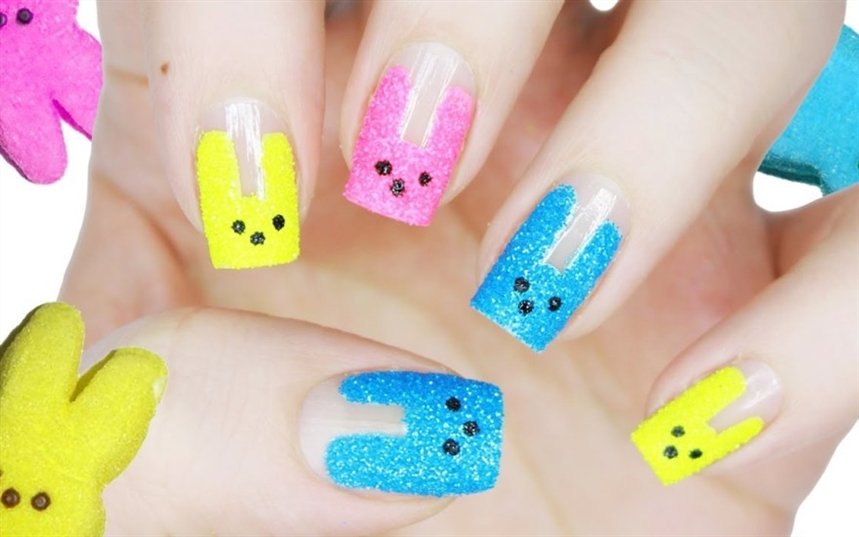 Пасхальный маникюр разноцветные зайцы