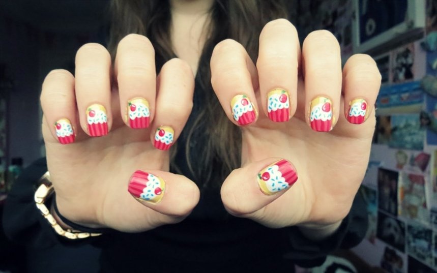 Пасхальный маникюр с куличами