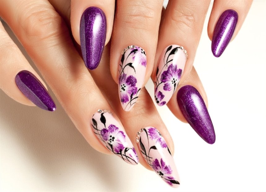 Маникюр с цветами и стразами