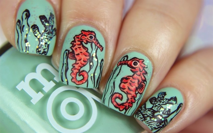 Маникюр с морским коньком