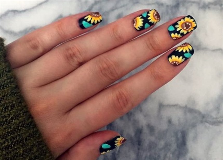 Маникюр с подсолнухами