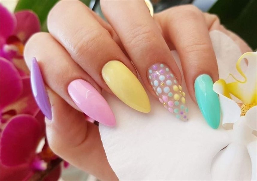 Маникюр с пастельными цветами
