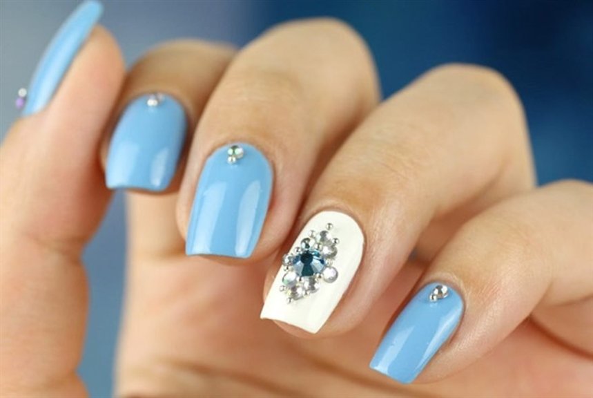 Голубой маникюр