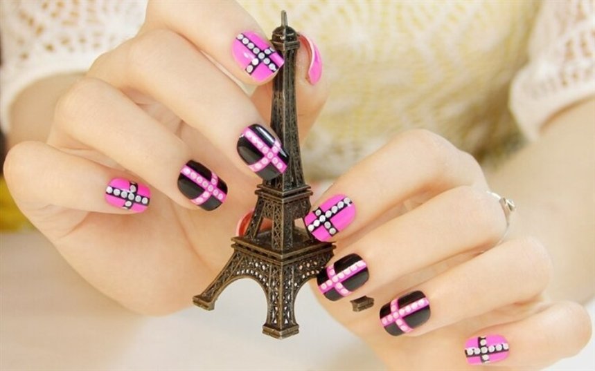 Пасхальный маникюр розово-черный