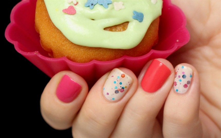 Пасхальный маникюр и блестки