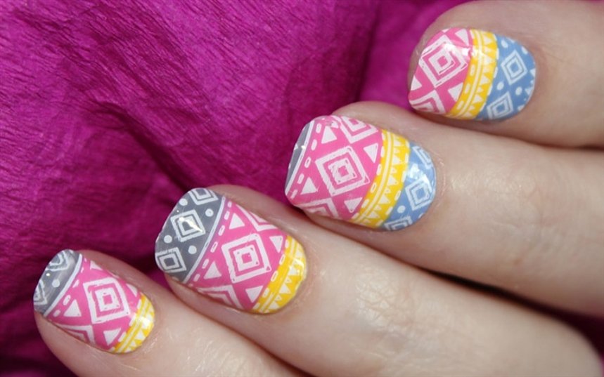 Пасхальный маникюр геометрический
