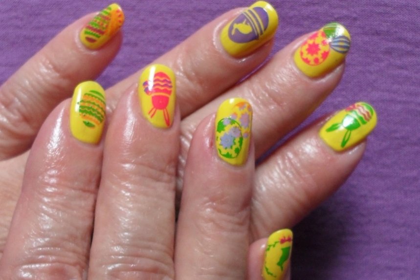 Пасхальный маникюр желтый