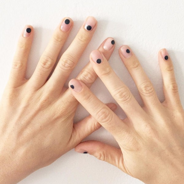 Маникюр с точками