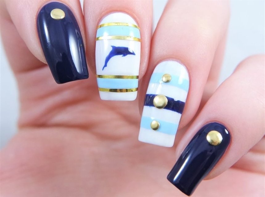 Маникюр с дельфином